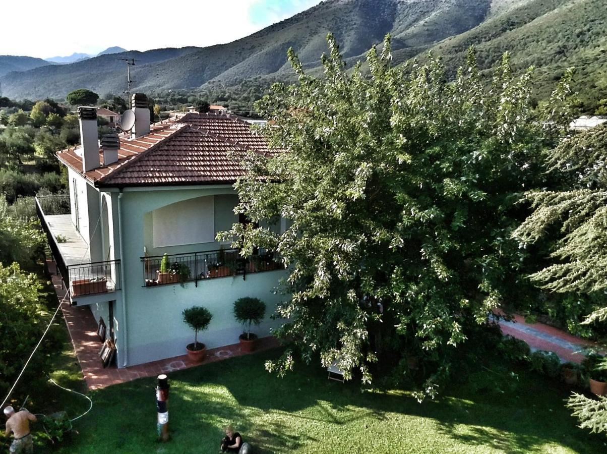 Independent apartment with a fabulous patio - Casa Penny Cisano sul Neva Bagian luar foto