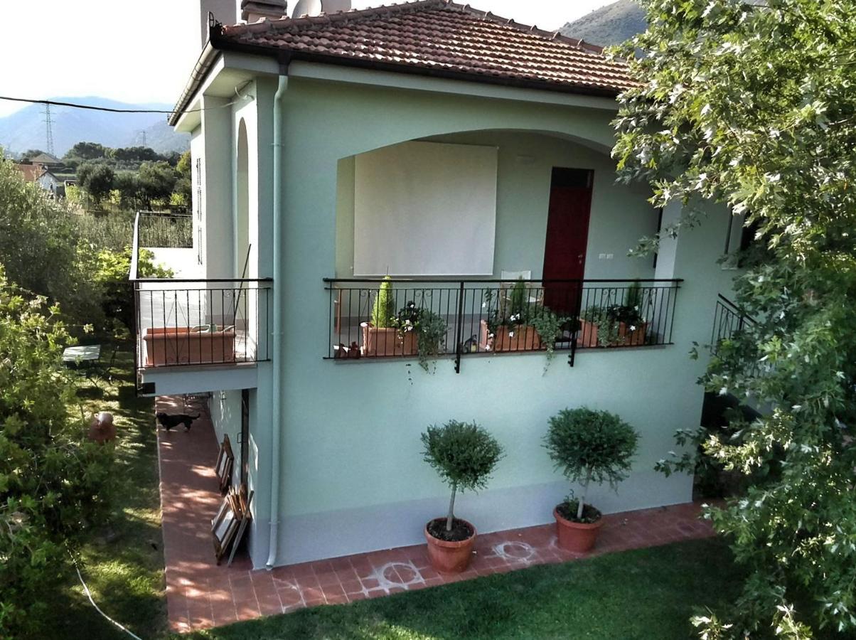 Independent apartment with a fabulous patio - Casa Penny Cisano sul Neva Bagian luar foto
