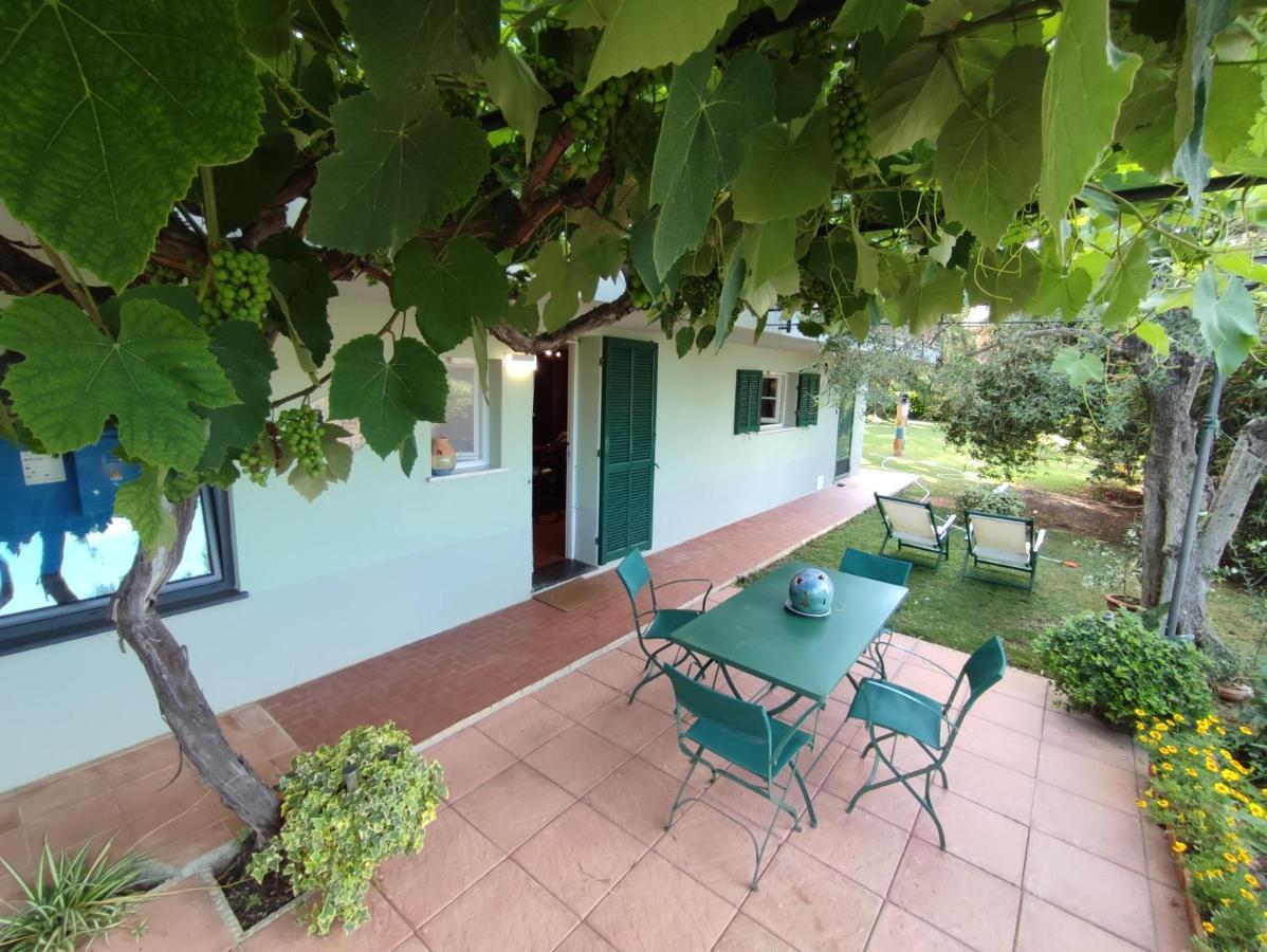 Independent apartment with a fabulous patio - Casa Penny Cisano sul Neva Bagian luar foto